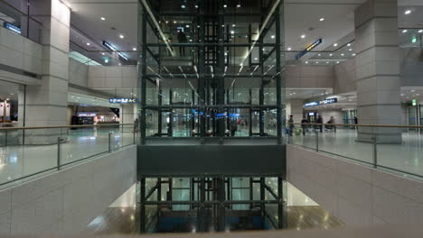 Zeitraffer-Funktionierender-Aufzüge-Am-Flughafen