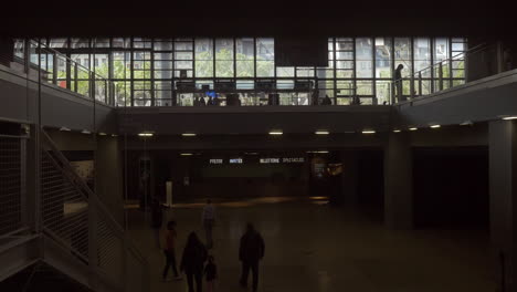 Vista-Interior-Del-Centro-Pompidou-Desde-El-Ascensor-Móvil