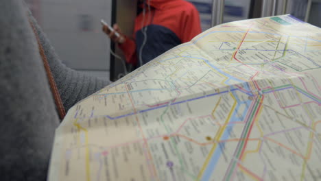 Mujer-Con-Mapa-Del-Metro-En-El-Tren.