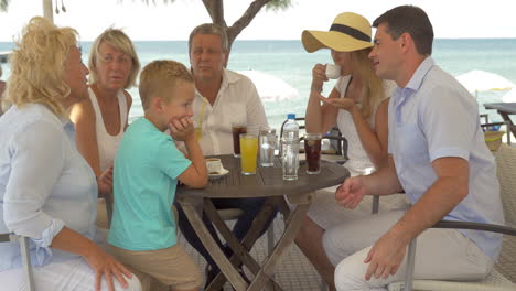 Große-Familie-Sitzt-Am-Tisch-An-Der-Meeresküste-In-Der-Stadt-Perea-In-Griechenland