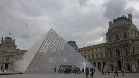 Haupthof-Des-Louvre-Palastes-In-Paris