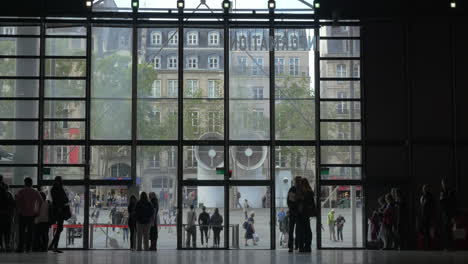 Zeitraffer-Von-Menschen-Am-Eingang-Des-Centre-Pompidou