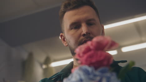Florist-Sammelt-Blumenstrauß-Und-Blickt-In-Die-Kamera