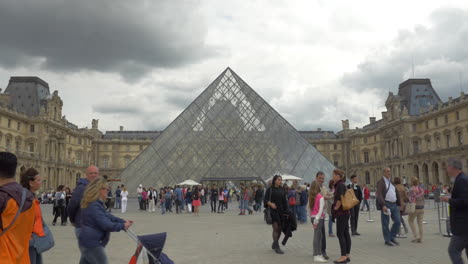 Menschen-Am-Haupteingang-Des-Louvre