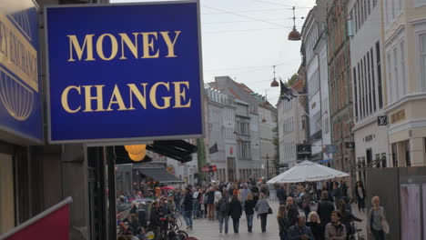 Banner-Des-Geldwechsels-In-Einer-Belebten-Straße