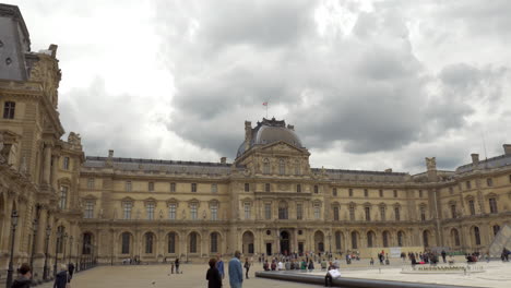 Turistas-En-El-Patio-Del-Palacio-Del-Louvre