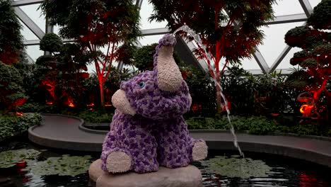 Escultura-De-Fuente-De-Agua-Con-Forma-De-Elefante-En-El-Parque-Canopy-En-El-Aeropuerto-Jewel-Changi