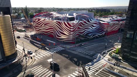 Petersen-Car-Museum-Disparo-Lento-De-Un-Dron-Volando-Hacia-El-Frente-Del-Edificio