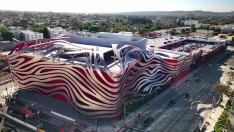 Slow-aerial-drone-view-of-the-Petersen-Automotive-Museum-in-Los-Angeles-California