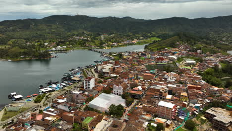 Drohnenschuss-Nähert-Sich-Der-Kirche-Im-Dorf-Guatape-In-Antioquia,-Kolumbien