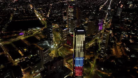 Luftaufnahme-Rückwärts-Weg-Vom-Colpatria-Turm,-Nacht-In-Bogota,-Kolumbien