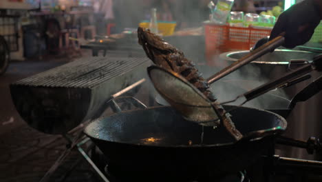 Kochen-Im-Straßenrestaurant-Von-Bangkok,-Thailand