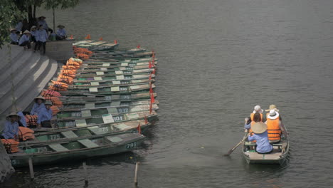 Barco-Con-Turistas-Navegando-Desde-Amarre-Vietnam