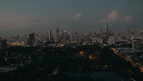 Stadtbild-Von-Bangkok-In-Der-Abenddämmerung-Thailand