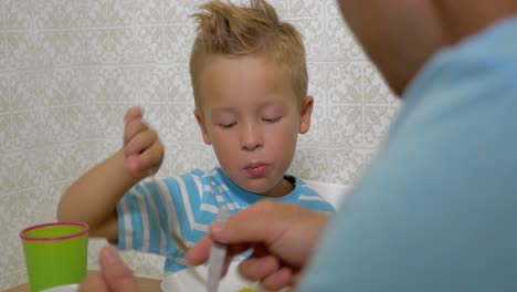 Vater-Bringt-Seinem-Sohn-Bei,-Beim-Essen-Einen-Löffel-Zu-Benutzen