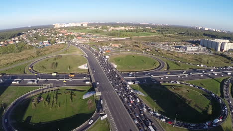 Vista-Desde-El-Aire-Del-Cruce-De-Carreteras-Con-El-Tráfico-De-La-Ciudad.