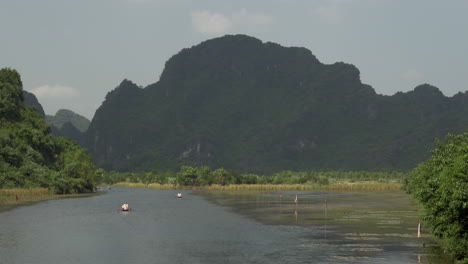 Boat-tours-in-Trang-An-Vietnam