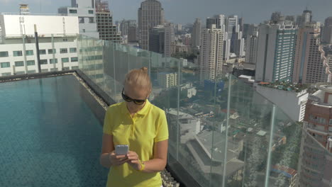 Mujer-Tomando-Selfie-Móvil-En-El-Techo-Del-Edificio-En-Bangkok,-Tailandia