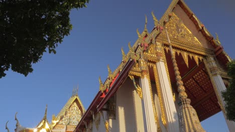 Mujer-Turista-Explorando-El-Templo-De-Mármol-En-Bangkok,-Tailandia