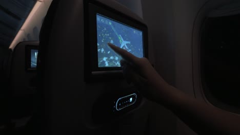 Mujer-Mirando-La-Ruta-De-Vuelo-En-El-Monitor-Del-Asiento-Con-Pantalla-Táctil