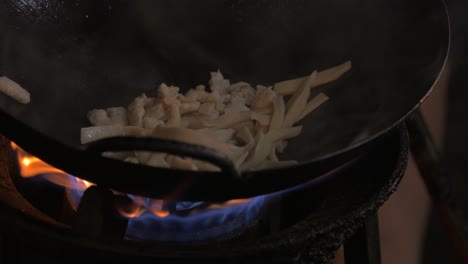 Nudelgericht-Im-Wok-Auf-Gasfeuer-In-Thailand-Zubereiten