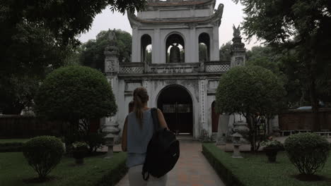 Touristenschießen-Haupttor-Des-Literaturtempels-Hanoi-Vietnam