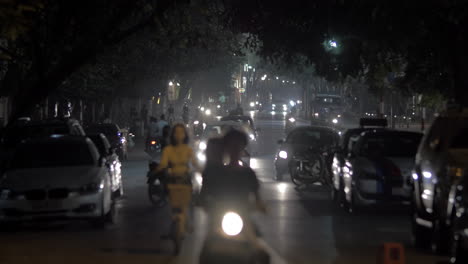 Motorräder-Und-Autos-In-Der-Nacht-Von-Hanoi,-Vietnam