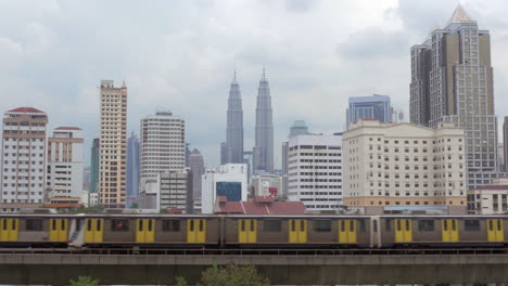 Panorama-Von-Kuala-Lumpur-Und-Fahrenden-Zügen-Malaysia