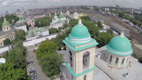 Vista-Aérea-Del-Paisaje-Urbano-De-Moscú-Con-La-Iglesia-En-Primer-Plano.