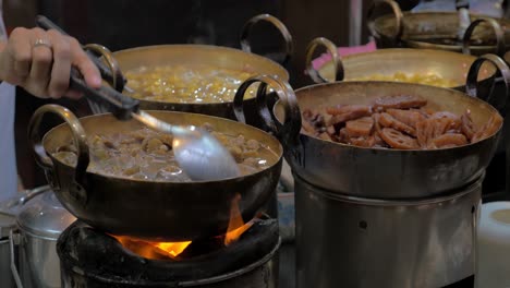 Platos-Cocinados-En-Un-Restaurante-Callejero-De-Bangkok,-Tailandia.