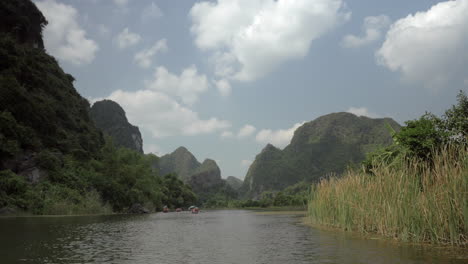 Trang-An-Bai-En-Hanoi,-Vietnam,-En-Un-Pintoresco-Velero-Fluvial-Con-Turistas
