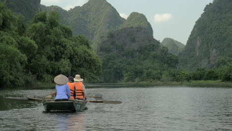 Bootstour-Entlang-Des-Flusses-In-Der-Halong-Bucht,-Vietnam