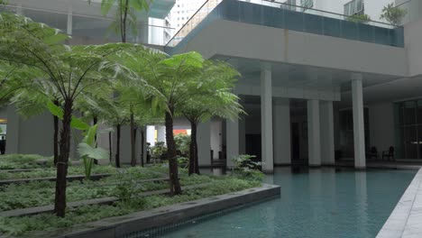 En-Kuala-Lumpur,-Malasia,-Se-Ve-Un-Edificio-Y-Una-Fuente-Inusual.
