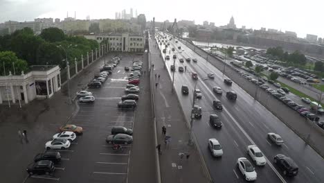 Coches-Cruzando-El-Puente-En-Un-Día-Lluvioso-Moscú-Rusia