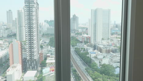 Blick-Vom-Fenster-Auf-Gebäude-Und-Belebte-Straße-Und-Ruhende-Frau-Im-Bad-Mit-Schaum-Bangkok-Thailand