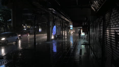 Nachts-Regnet-Es-In-Bangkok,-Thailand