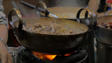 Auf-Offenem-Feuer-In-Kesseln-Wird-Ostasiatische-Küche-Gekocht