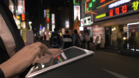 Mujer-Con-Tableta-Digital-En-La-Noche-Seúl,-República-De-Corea