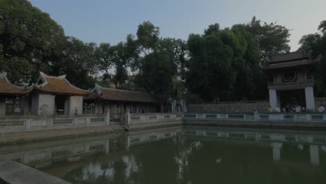 Pool-Im-Konfuzius-Tempel-In-Hanoi,-Vietnam