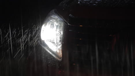 Strömender-Regen-Im-Licht-Der-Autoscheinwerfer