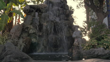 Dekorativer-Wasserfall-Und-Statuen-Im-Wasserspiel