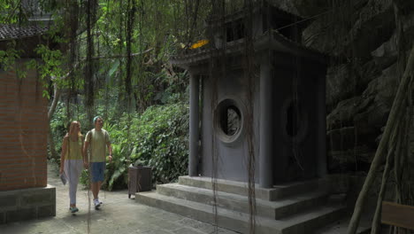 Pareja-Caminando-Y-Tomando-Fotos-Por-Pagoda-En-Vietnam