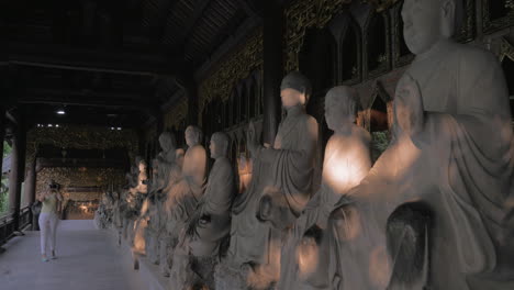 Frau-Fotografiert-Statuen-In-Der-Bai-Dinh-Pagode-In-Vietnam