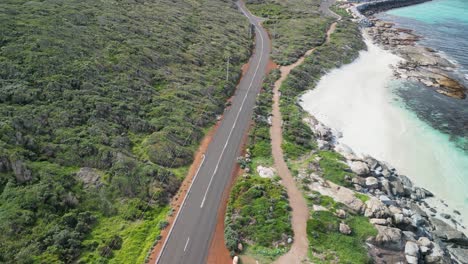 Vista-Inclinada-De-La-Carretera-Marginal-Junto-A-La-Playa-Paradisíaca-En-La-Costa-De-Cabo-Leeuwin,-Australia