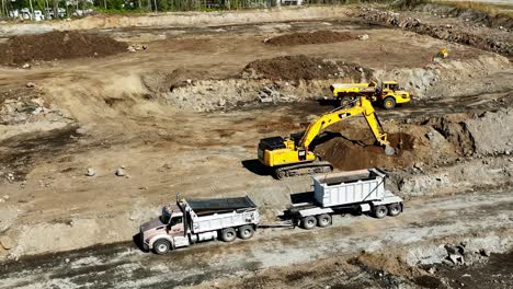 Excavadora-Cargando-Camiones-Volquete-Con-Escombros-En-El-Sitio-De-Excavación