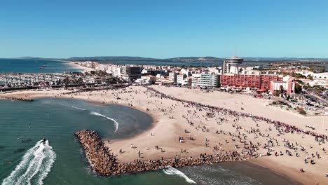 Luftaufnahme-Eines-überfüllten-Strandes,-An-Dem-Während-Der-Feria-In-Frankreich-Pferde-Vorbeirennen