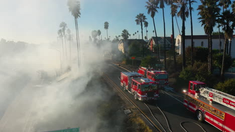 Die-Feuerwehr-Von-Los-Angeles-Arbeitet-An-Einem-Rauchenden-Nachbarschaftsbrand-–-Luftaufnahme