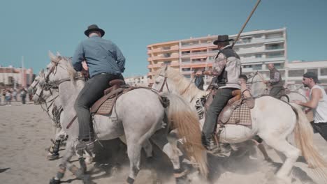 Kamerafahrt-Von-Cowboys-Und-Kindern,-Die-Während-Der-Feria-Am-Strand-Von-Palavas-Gegen-Einen-Stier-Kämpfen