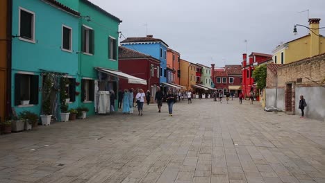 Gente-En-La-Calle-Burano-Caminando,-Comprando-Y-Visitando-Casas-Coloridas,-Venecia,-Italia