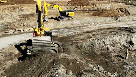 Excavadora-Moderna-Trabajando-En-El-Sitio-De-Construcción.-Toma-Aérea